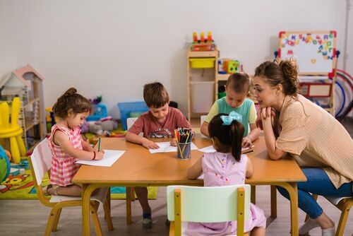 כסא גן ילדים חשוב לנוחות הילדים בזמן פעילויות יצירה